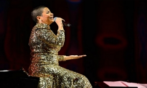 شيرين تفاجئ جمهور "مهرجان أم الإمارات" بحلاقة شعرها مع الياسري للإنتاج في أبوظبي