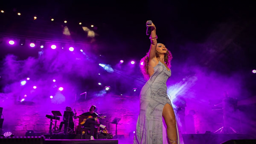 النجمة إليانا مُكرّمة في مهرجان قرطاج الدوليّ بعد أن غنّت أمام جمهور تخطّى السبعة آلاف شخص