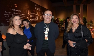 إشادة يسرا وآسر ياسين وأمينة خليل بأعمال المصمم العالمي كریم مختیجیان ضمن فعالیات "جائزة القاھرة للتصمیم"