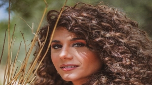 آنجي شيّا تُجسّد الحنين للحياة الطبيعيّة في أغنية "قهوة صباح الخير"