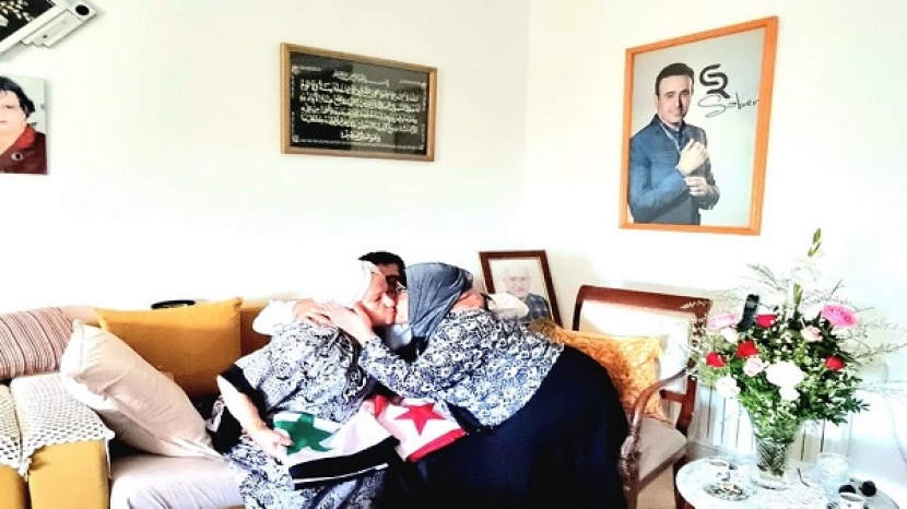 زيارة محبة من سوريا الي تونس :بالصور الفنان فهد الشامي يزور والدة الفنان صابر الرباعي ( فيديو )